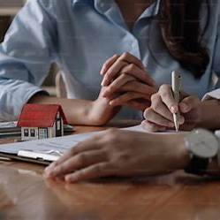 Buyer signing a contract with real estate agent—underscores the trust needed in a brokerage after the iPro Realty closure.